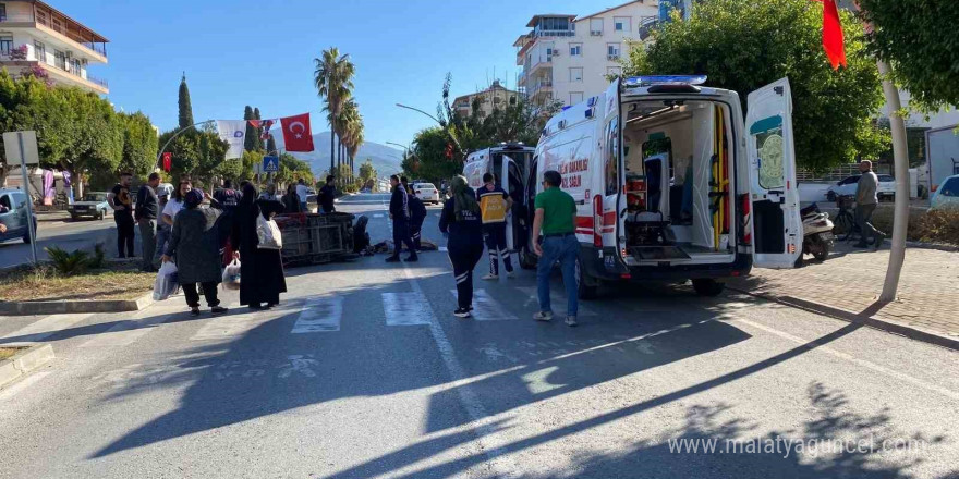 Otomobil, orta refüjdeki yaya geçidini kullanan akülü motosiklete çarptı: 2 yaralı