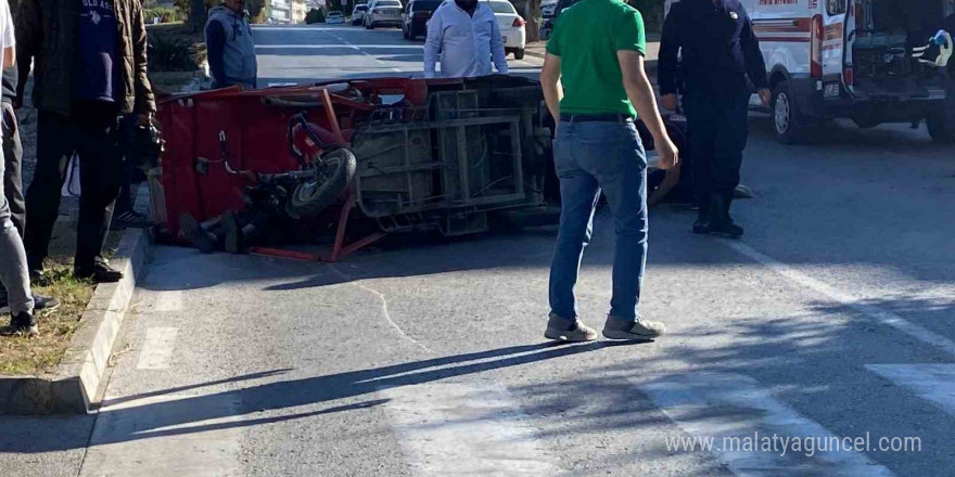 Otomobil, orta refüjdeki yaya geçidini kullanan akülü motosiklete çarptı: 2 yaralı