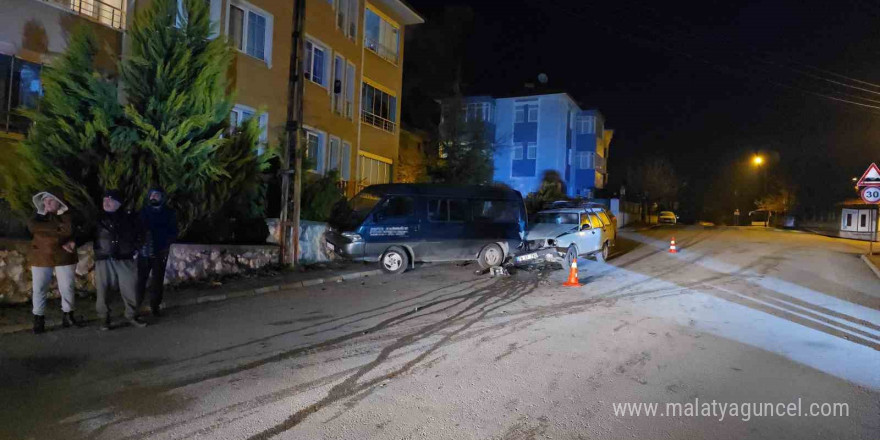 Otomobil park halindeki panelvan minibüse çarptı: Alkollü sürücü yaralandı