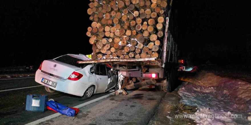 Otomobil, tomruk yüklü kamyonun altına girdi: 1 yaralı