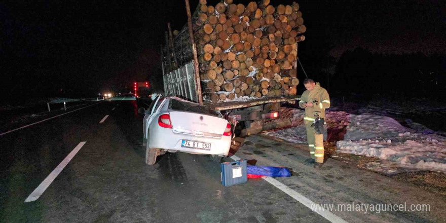 Otomobil, tomruk yüklü kamyonun altına girdi: 1 yaralı