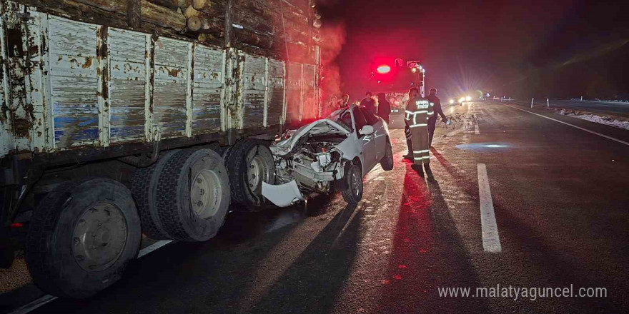 Otomobil, tomruk yüklü kamyonun altına girdi: 1 yaralı