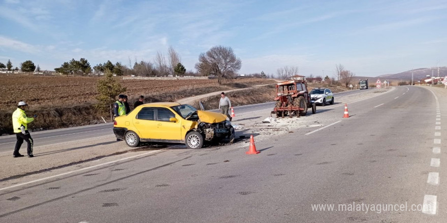 Otomobil traktöre arkadan çarptı: 2 yaralı