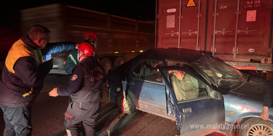 Otomobil, yol kenarındaki tıra çarptı: 2 ağır yaralı