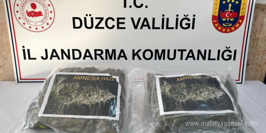 Otomobildeki valizin içinden uyuşturucu çıktı