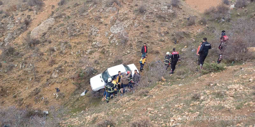 Otomobili ile şarampole uçan sürücü yaralandı