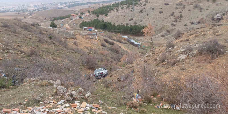 Otomobili ile şarampole uçan sürücü yaralandı