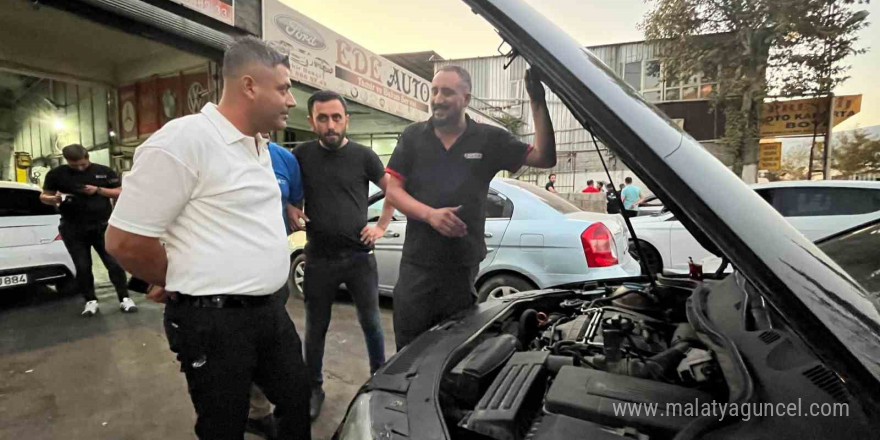 Otomobili tamirden erken çıkınca davul zurna eşliğinde oynayarak teslim aldı