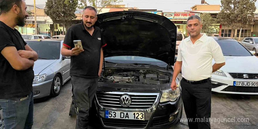 Otomobili tamirden erken çıkınca davul zurna eşliğinde oynayarak teslim aldı