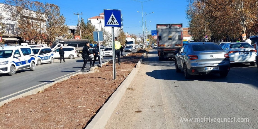 Otomobilin çaptığı yaya yaralandı