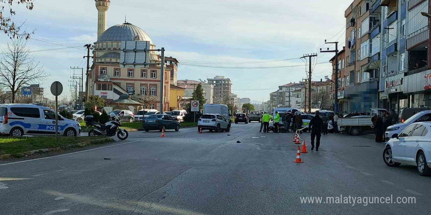 Otomobilin çarptığı motosiklet sürücüsü hayatını kaybetti