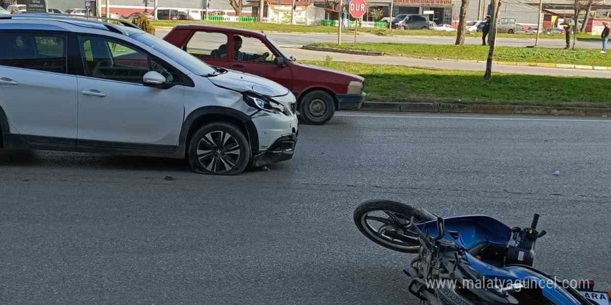 Otomobilin çarptığı motosiklet sürücüsü hayatını kaybetti