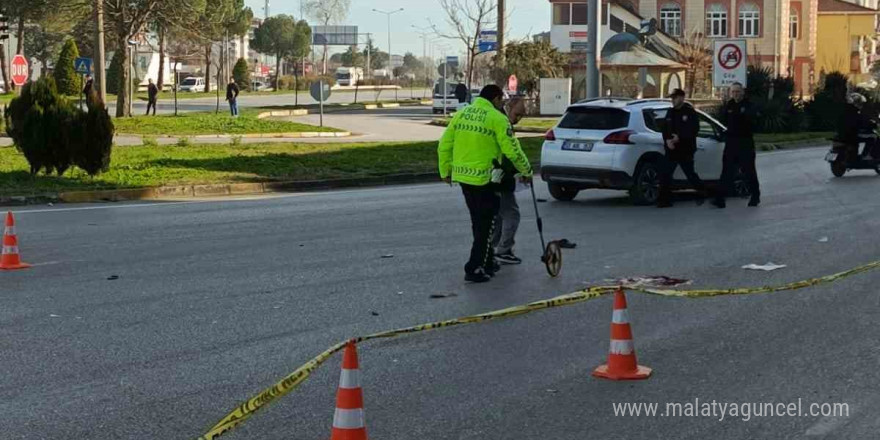 Otomobilin çarptığı motosiklet sürücüsü hayatını kaybetti