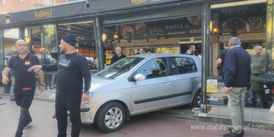 Otomobilin kafeye daldığı anların güvenlik kamera görüntüleri ortaya çıktı