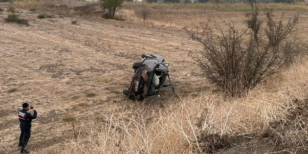 Otomobilin tarlaya uçtuğu kaza ucuz atlatıldı