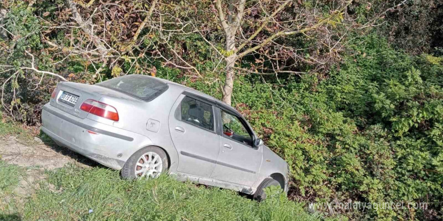 Otomobilini mıcıra kaptırdı, ağaçlık alana savruldu