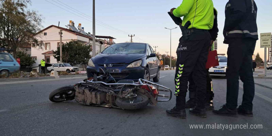 Otomobille çarpışan elektrikli bisiklet sürücüsü gencin ayağı kırıldı