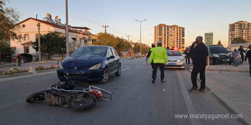 Otomobille çarpışan elektrikli bisiklet sürücüsü gencin ayağı kırıldı