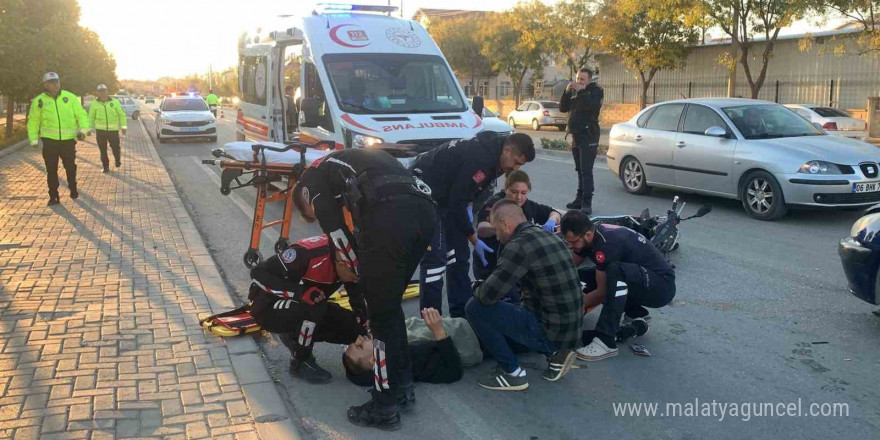 Otomobille çarpışan elektrikli bisiklet sürücüsü gencin ayağı kırıldı