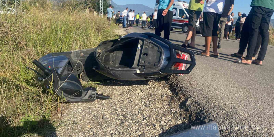 Otomobille çarpışan elektrikli motosikletteki çocuk öldü, kuzeni ağır yaralandı