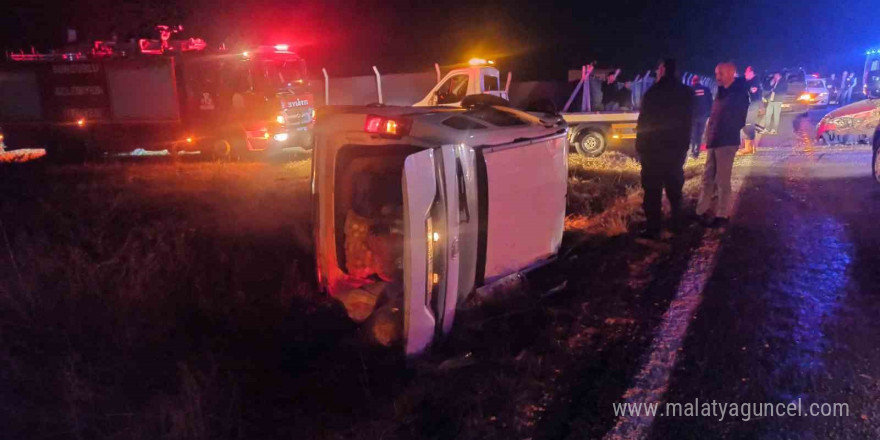 Otomobille çarpışan hafif ticari araç hurdaya döndü: 7 yaralı