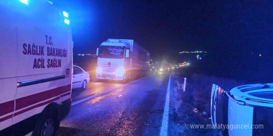 Otomobille çarpışan hafif ticari araç hurdaya döndü: 7 yaralı