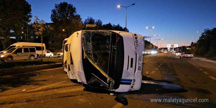 Otomobille çarpışan işçi servisi yan yattı: 2 yaralı