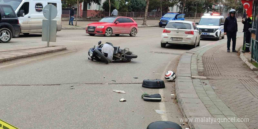 Otomobille çarpışan motosiklet sürücüsü ağır yaralandı