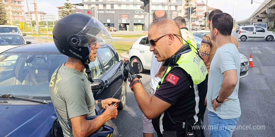 Otomobille çarpışan motosikletli kendisini iyi hissetmeyip hastaneye kaldırıldı