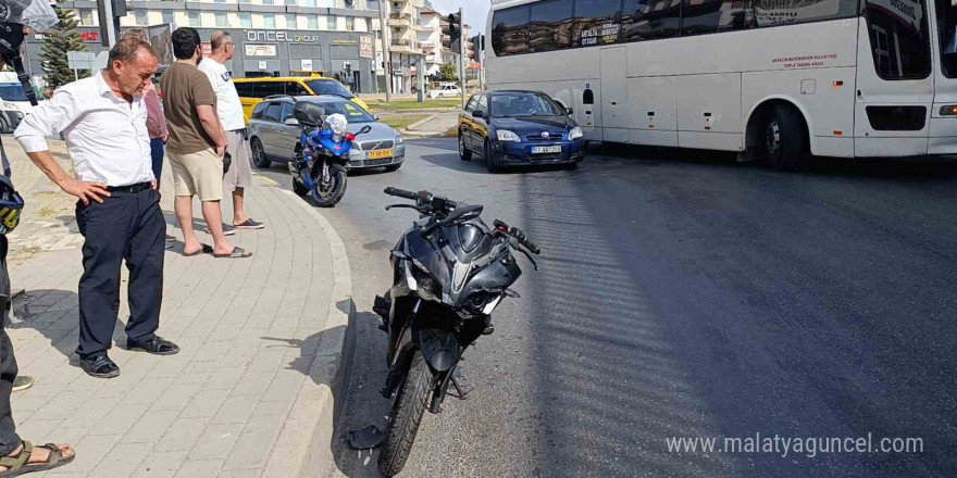 Otomobille çarpışan motosikletli kendisini iyi hissetmeyip hastaneye kaldırıldı