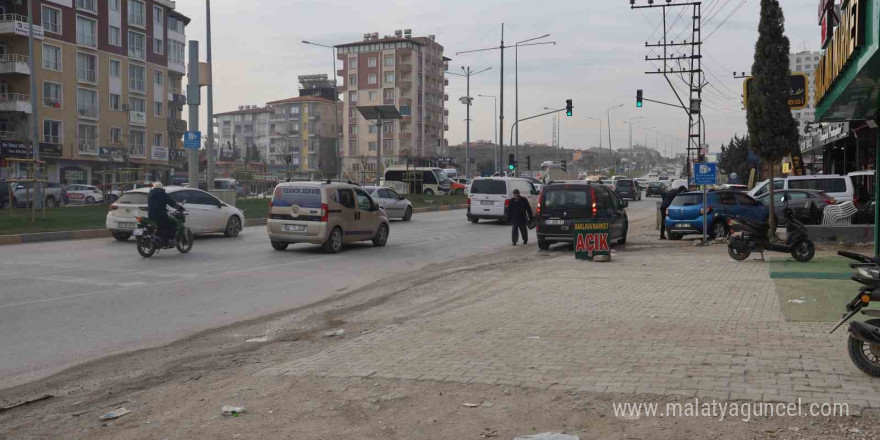 Otomobille çarpışan motosikletli metrelerce sürüklendi: O anlar kamerada