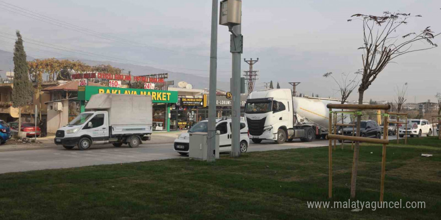 Otomobille çarpışan motosikletli metrelerce sürüklendi: O anlar kamerada