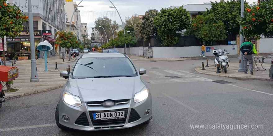 Otomobille çarpışan motosikletli yaralandı