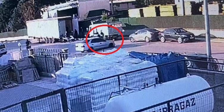 Otomobille çarpışan motosikletteki 2 kişinin yaralandığı anlar kamerada