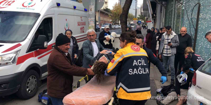 Otomobille çarpışarak fırlayan motosikletli yayanın üzerine düştü: 2 yaralı