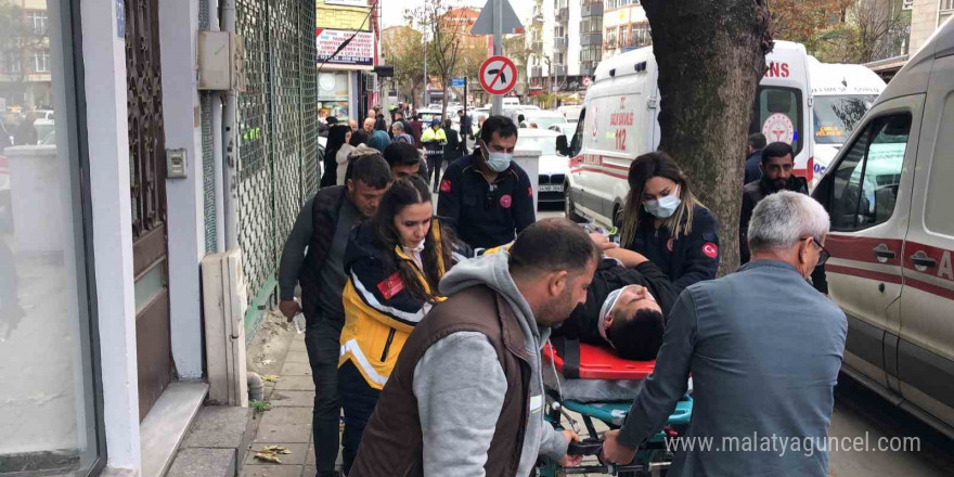 Otomobille çarpışarak fırlayan motosikletli yayanın üzerine düştü: 2 yaralı