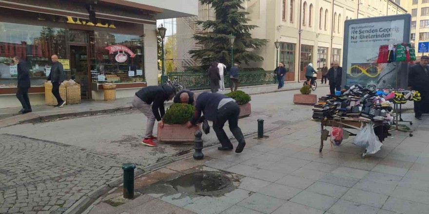 Otomobiller düzensiz park etmesine taş saksılarla çözüm bulmaya çalıştılar