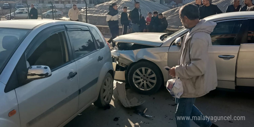 Otomobiller kafa kafaya çarpıştı: 4 yaralı