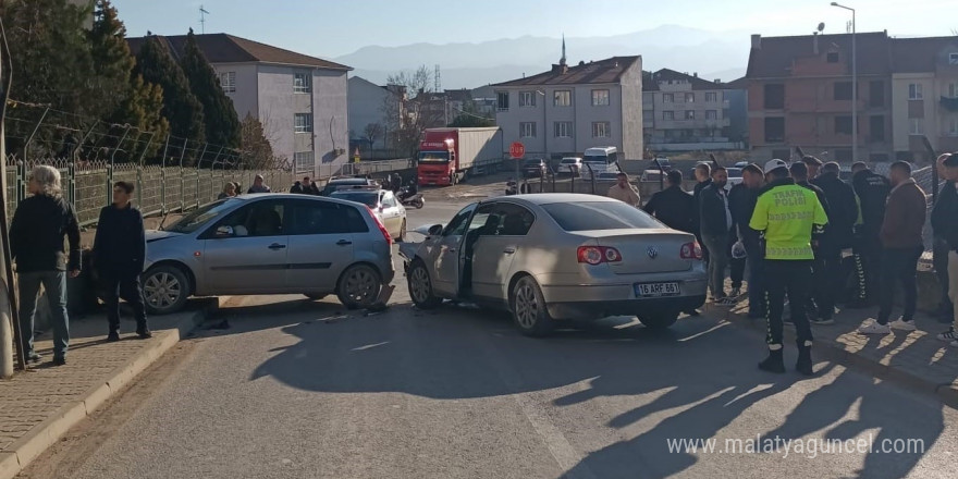 Otomobiller kafa kafaya çarpıştı: 4 yaralı