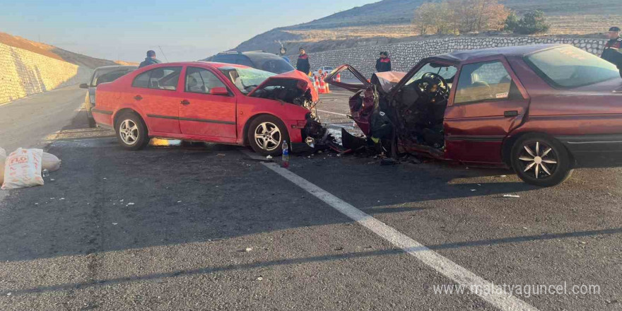 Otomobillerin kafa kafaya çarpıştığı kazada 3 kişi yaralandı