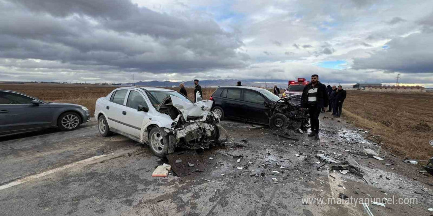 Otomobillerin kafa kafaya çarpıştığı kazada yaşlı çift hayatını kaybetti