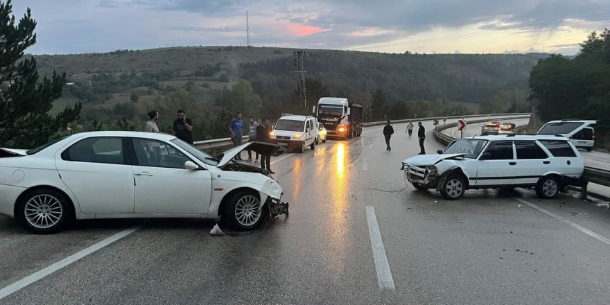 Otomobillerin kullanılmaz hale geldiği kazadan burunları bile kanamadan kurtuldular