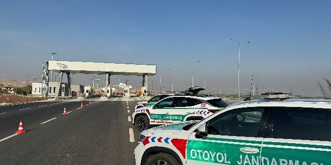 Otoyol jandarması cayrokopter ile Denizli-Aydın otoyolunda havadan denetim yaptı