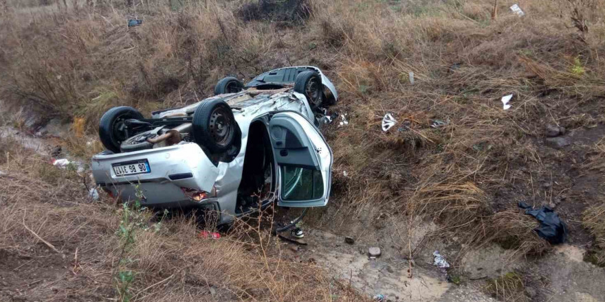 Otoyolda 3 araç birbirine girdi, otomobil su kanalına uçtu: 6 yaralı