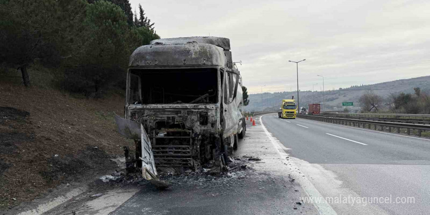 Otoyolda alev alan tırdan geriye demir yığını kaldı