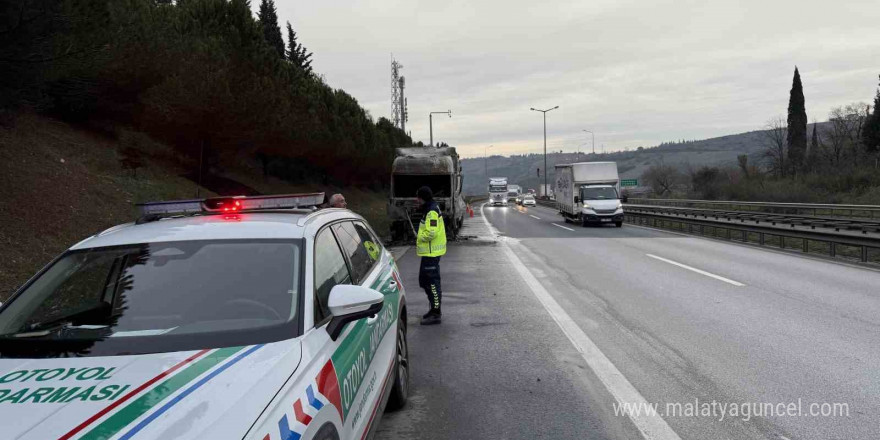 Otoyolda alev alan tırdan geriye demir yığını kaldı