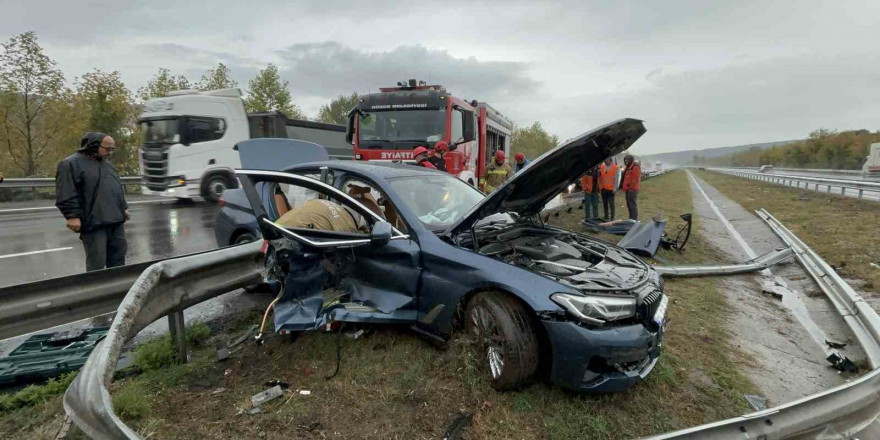 Otoyolda bariyerleri yerinden söken lüks otomobil hurdaya döndü: 2 yaralı