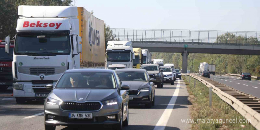 Otoyolda feci kaza: Tırlar alev topuna döndü, sürücüleri ağır yaralandı