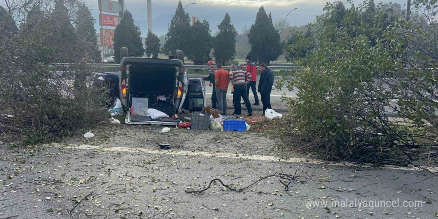 Otoyolda kontrolden çıkan araç 3 ağacı biçti: 2 yaralı