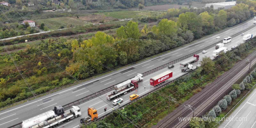 Otoyolda makaslayan tıra yolcu otobüsü çarptı: Kilometrelerce araç kuyruğu oluştu